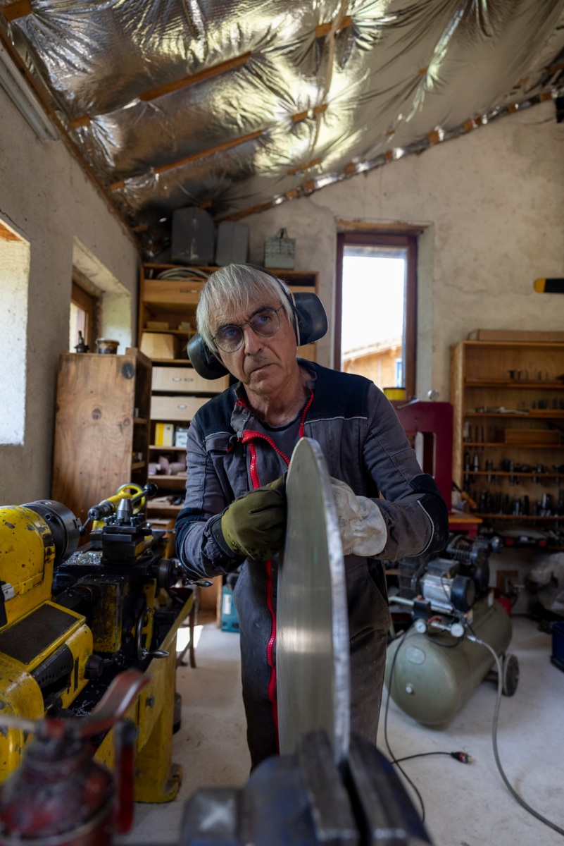 Luc Dando travaillant &agrave; la fabrication d'un moule
